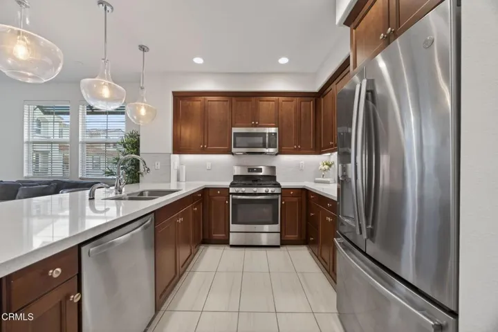 19-web-or-mls-Upmarket Media-5075Manz049