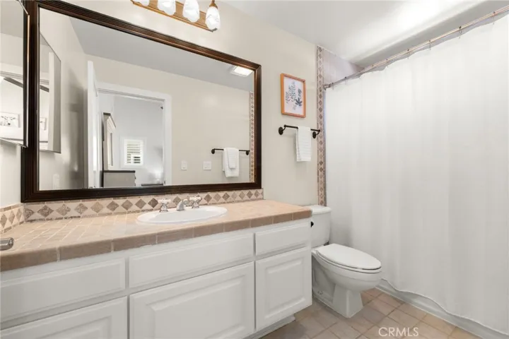 Well-appointed secondary en-suite bathroom with tub/shower combination and natural light