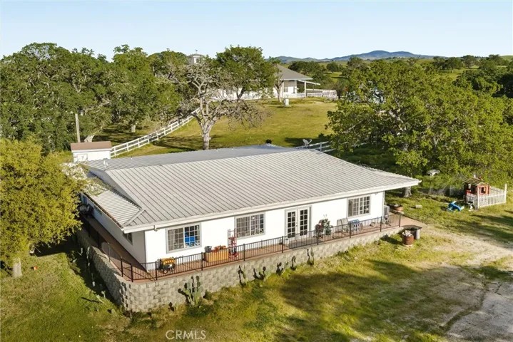 2nd residence to the west of the primary residence