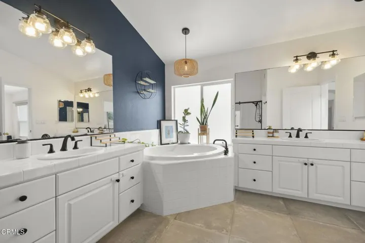 Dual sinks and storage