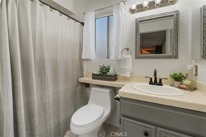 Full guest bath.