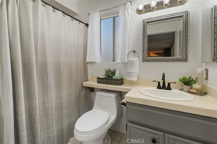 Full guest bath.