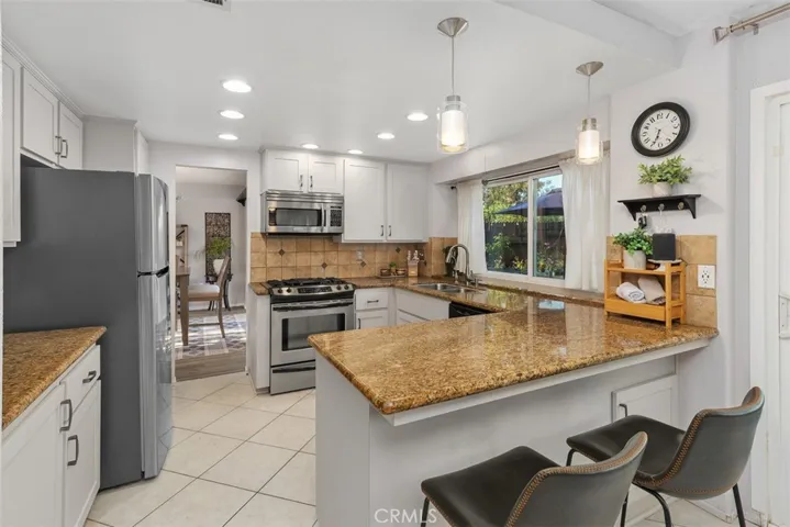 Nice kitchen peninsula for casual dining.
