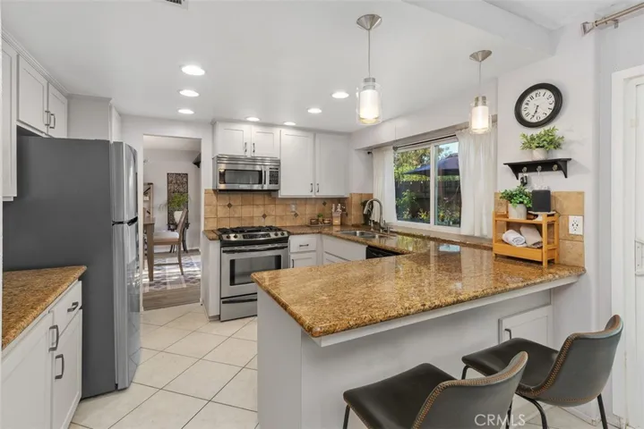 Nice kitchen peninsula for casual dining.