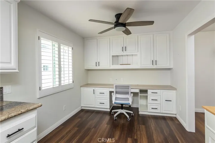 breakfast area/ built in home office space