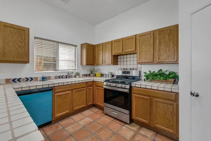 12 KITCHEN MLS