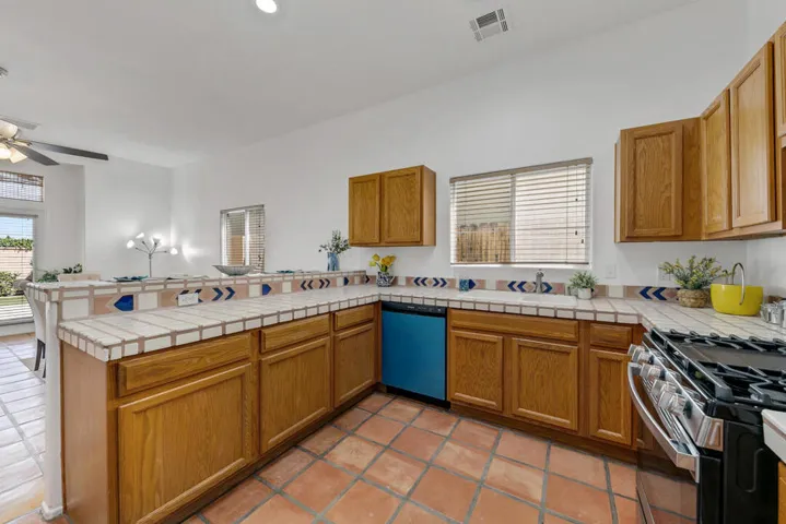 10 KITCHEN MLS