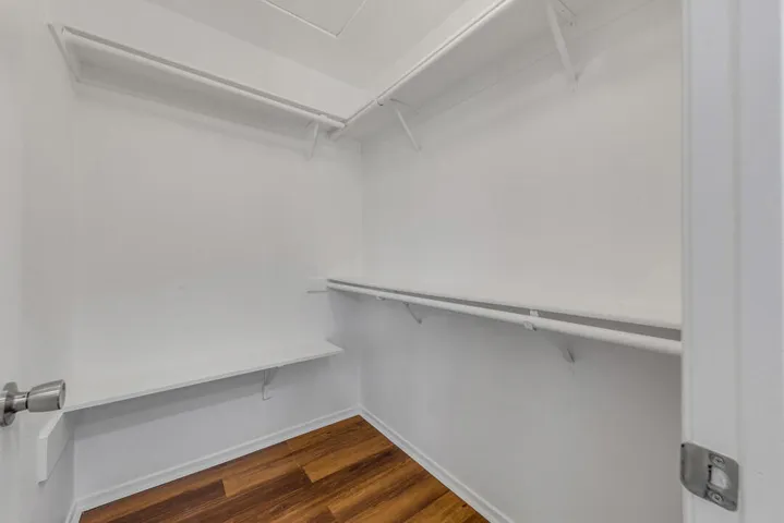22 MASTER CLOSET MLS