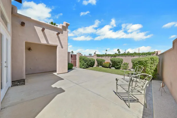 04 FRONT YARD MLS