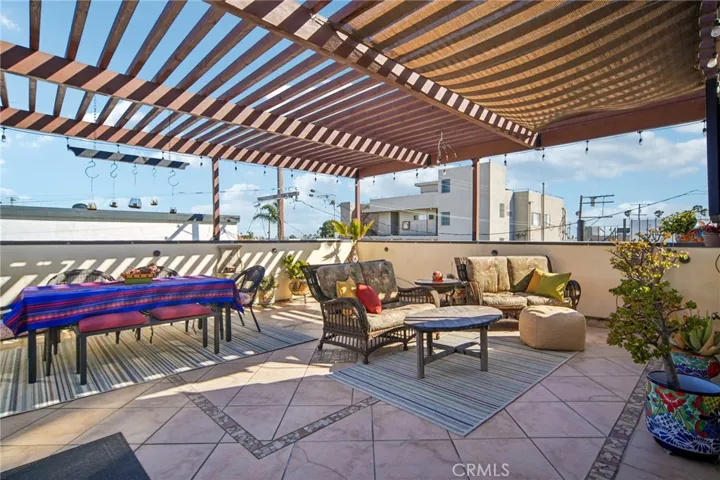 Plenty of room for cooking, dining, and lounging.