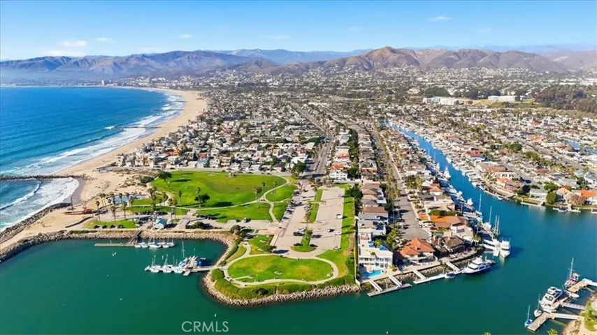 12 MINUTE WALK TO THE HARBOR