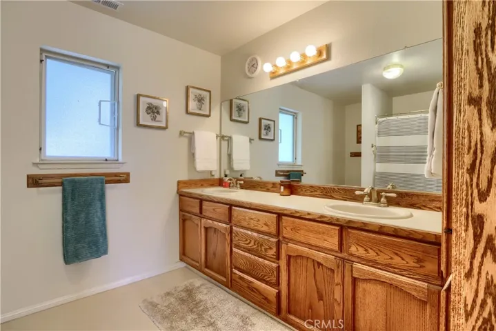 Primary Bath w/Dbl Sinks