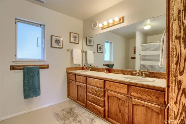 Primary Bath w/Dbl Sinks