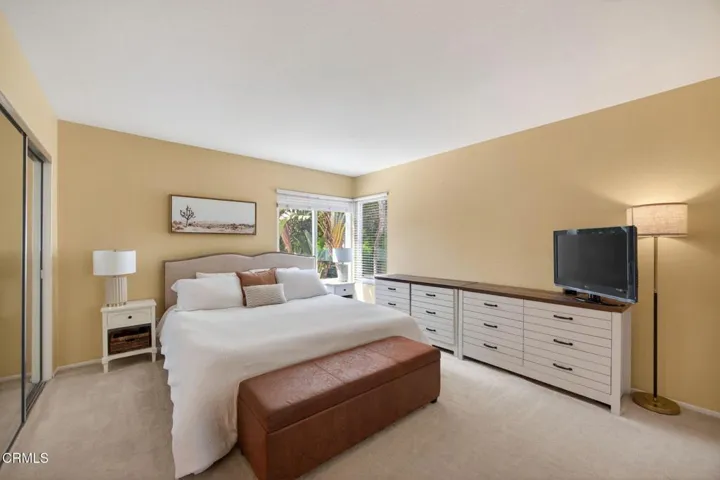 26-web-or-mls-Upmarket Media-5112Via013