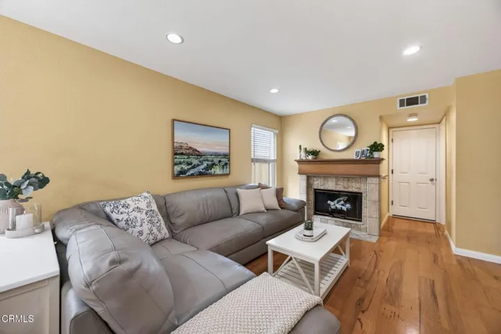 11-web-or-mls-Upmarket Media-5112Via056