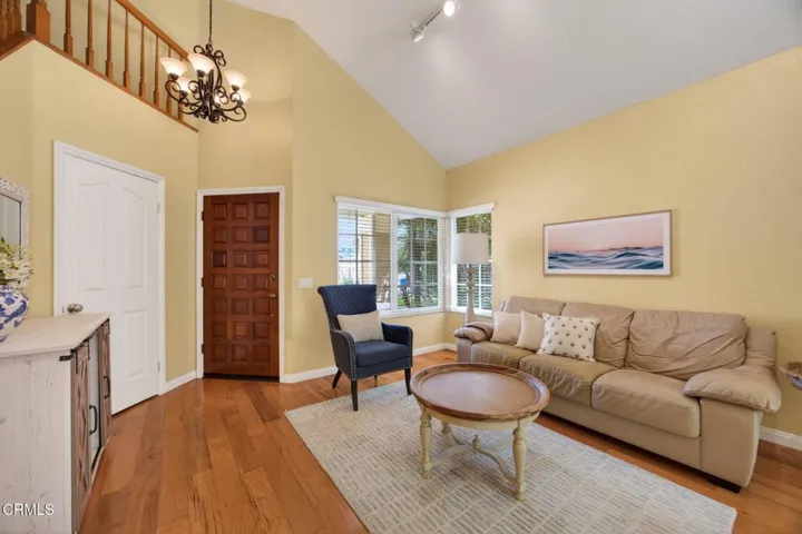 7-web-or-mls-Upmarket Media-5112Via043