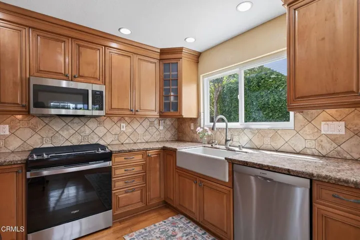 17-web-or-mls-Upmarket Media-5112Via074