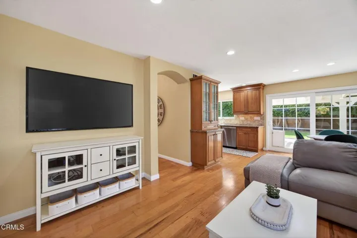 13-web-or-mls-Upmarket Media-5112Via061
