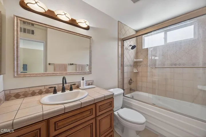 29-web-or-mls-Upmarket Media-5112Via022