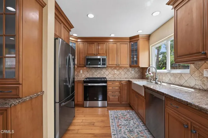 16-web-or-mls-Upmarket Media-5112Via071