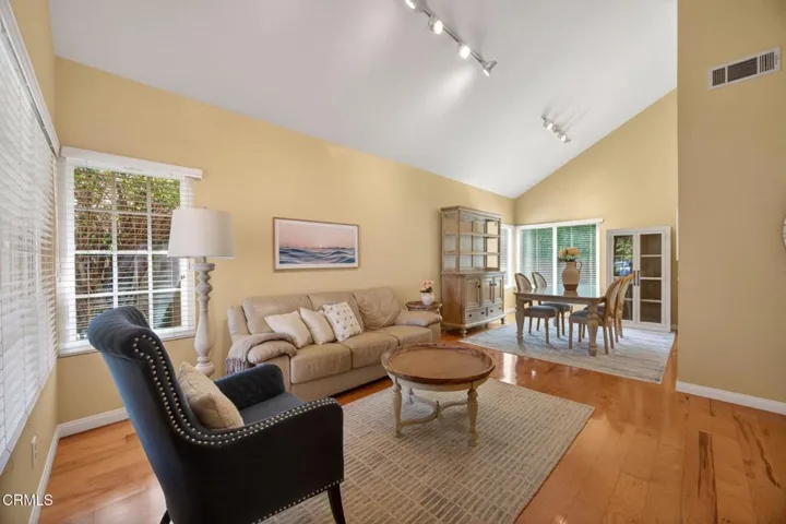 6-web-or-mls-Upmarket Media-5112Via041