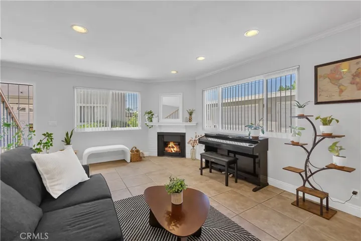 745 Claraday 6, Glendora, California 91740