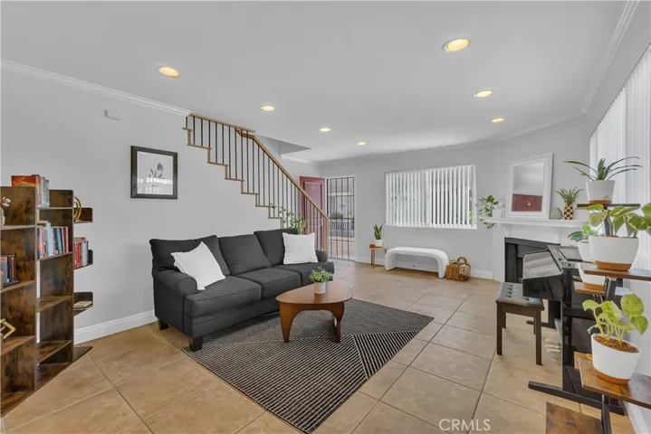 745 Claraday 6, Glendora, California 91740