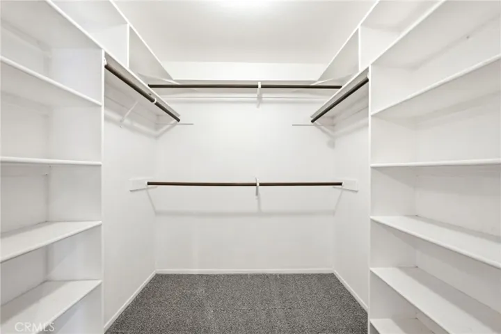 Walk-in-closet
