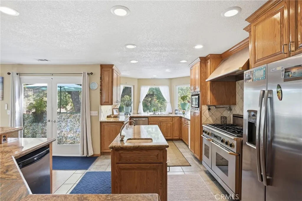 Double doors that lead to a dining balcony.