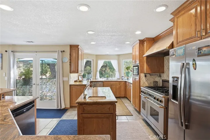 Double doors that lead to a dining balcony.