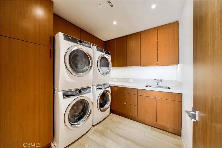 double washer dryer on family/primary suite level