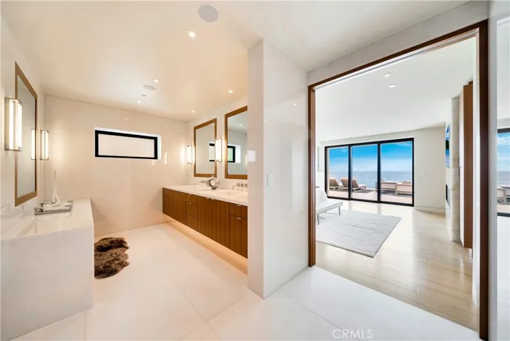 Ocean views from jetted tub