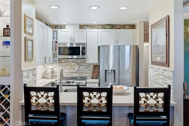 Kitchen with breakfast bar.
