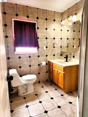 MAIN HOUSE BATHROOM