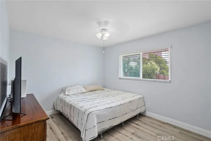 Comfortable secondary bedroom with a bright and functional layout