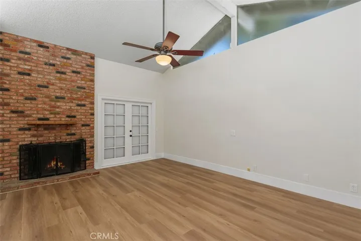 Living room (Door to Sunroom)