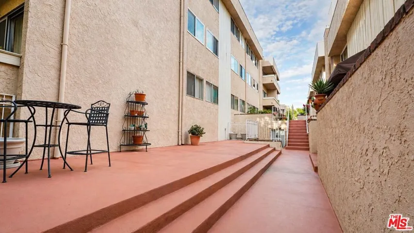 5139 Balboa Boulevard 12, Encino, California 91316