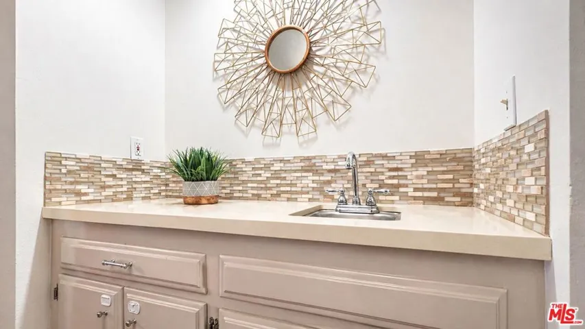 5139 Balboa Boulevard 12, Encino, California 91316
