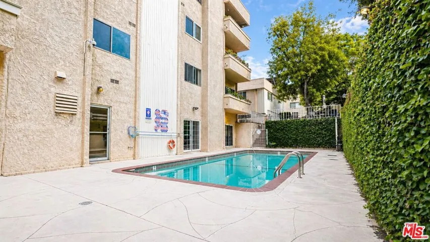 5139 Balboa Boulevard 12, Encino, California 91316