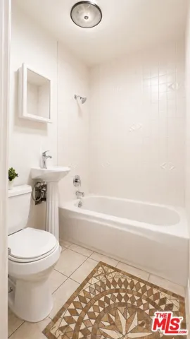 5139 Balboa Boulevard 12, Encino, California 91316