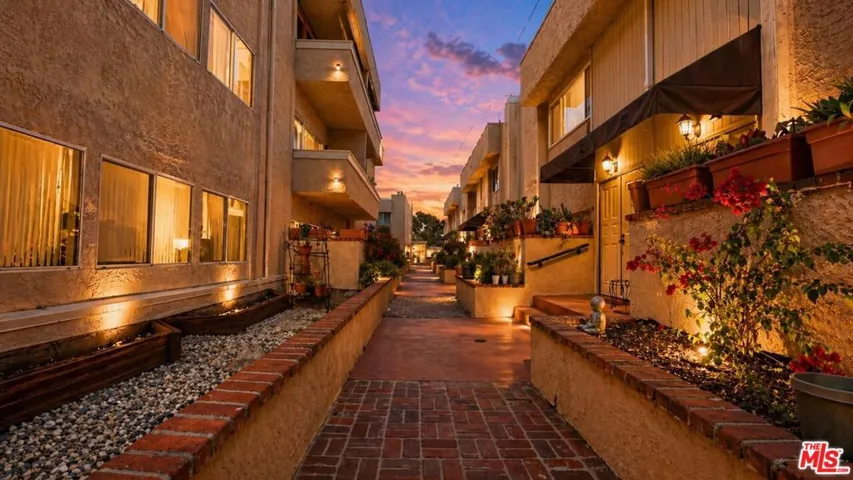 5139 Balboa Boulevard 12, Encino, California 91316