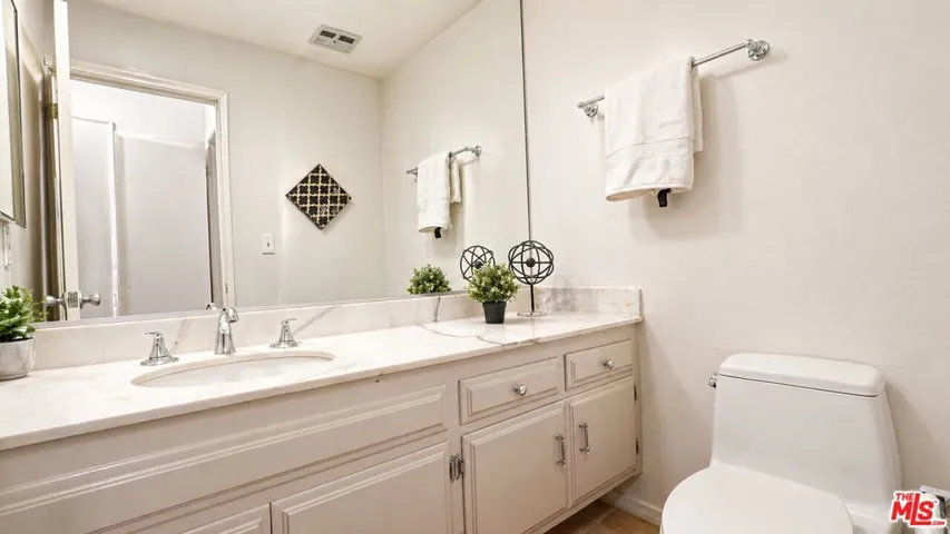 5139 Balboa Boulevard 12, Encino, California 91316