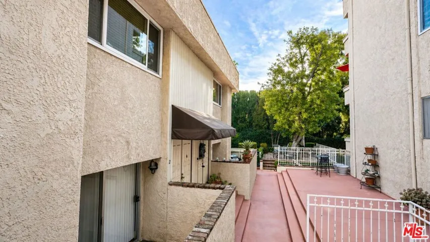 5139 Balboa Boulevard 12, Encino, California 91316