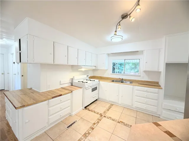 Large kitchen with plenty of counter space!