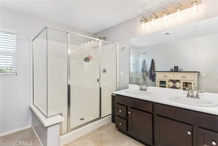 Large master bathroom with Walk in Closet