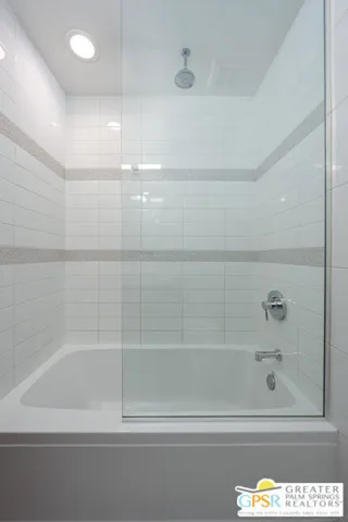 Guest Bathroom - Unit 105 - Qu