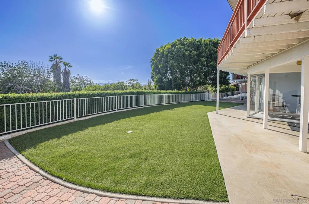 Easy care backyard (artificial turf)