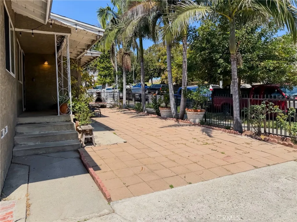 FRONT UNIT ENTRANCE