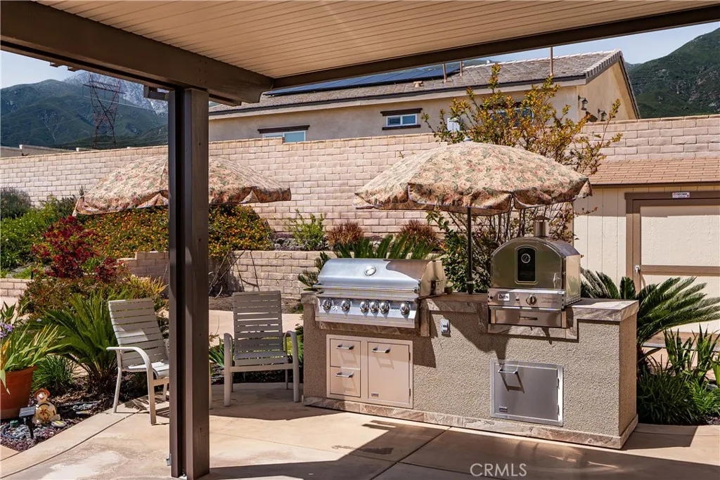 BBQ kitchen island with pizza oven