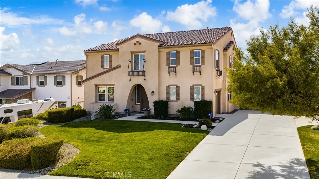 Wonderful curb appeal on a large 1600 square foot lot with city and mountain views